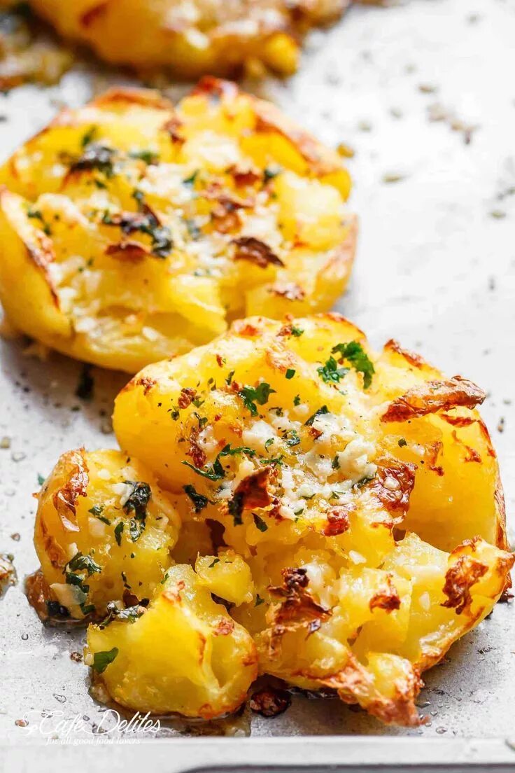 Приготовить с картошки рецепты с фото Crispy Garlic Butter Parmesan Smashed Potatoes http://cafedelites.com Potato rec