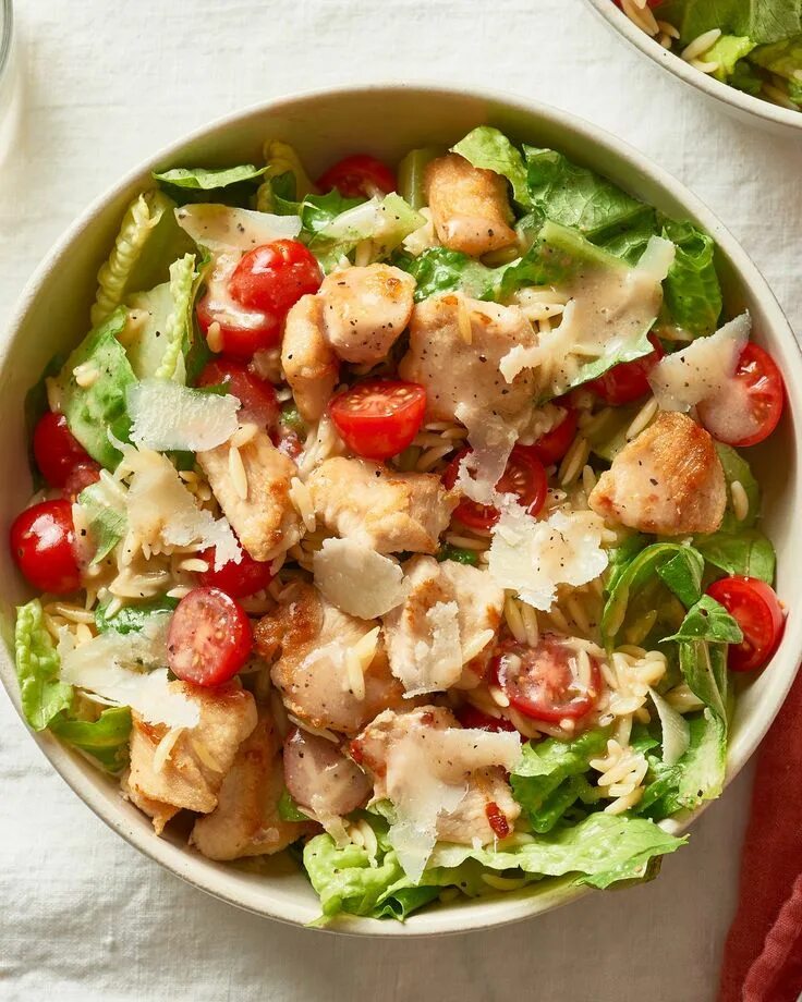 Приготовить салат цезарь фото The 10 Most-Saved Recipes from Kitchn This April Dinner salads, Easy chicken bre