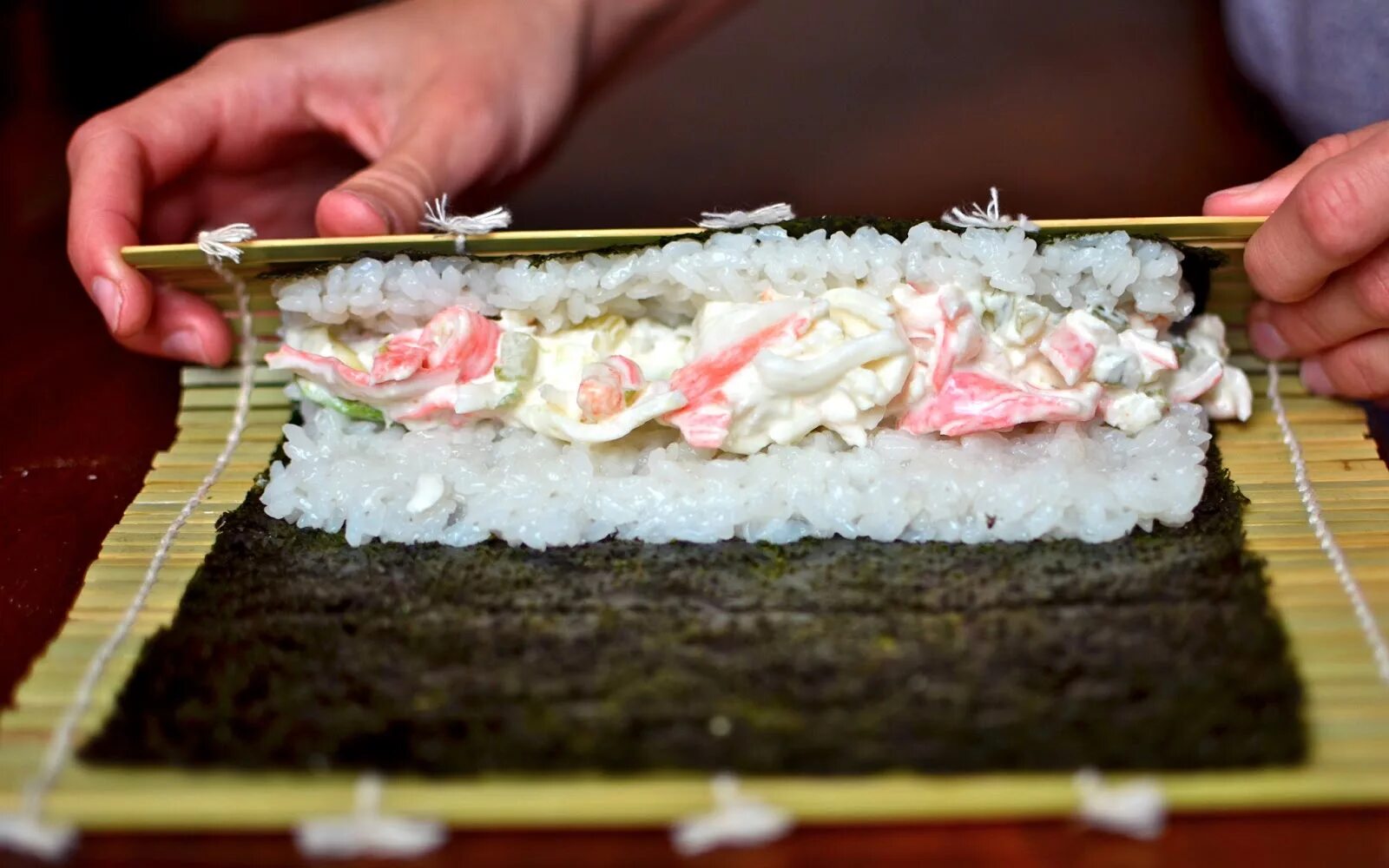 Приготовить суши дома фото Yammie's Noshery: Homemade Sushi: The California Roll No Raw Fish!