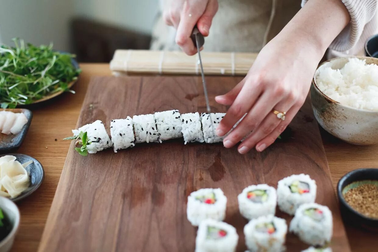 Приготовить суши в домашних условиях фото DIY Homemade Sushi Recipe Homemade sushi, Sushi at home, Diy sushi