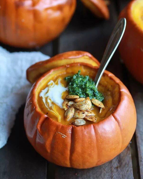 Приготовить тыквы фото Roasted Garlic Sage Pesto Pumpkin Soup with Spicy Fried Pumpkin Seeds Recipe Pum