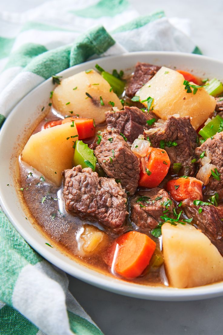 Приготовление блюд из говядины с фото Classic Irish StewDelish Beef stew recipe, Stew recipes, Irish beef stew recipe