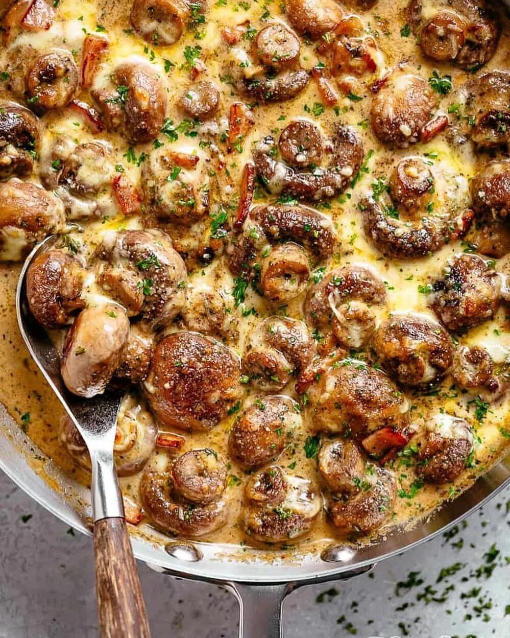 Приготовление блюд вкусно и просто фото Karina Carrel on Instagram: "Creamy Garlic Mushrooms and bacon in a mouthwaterin