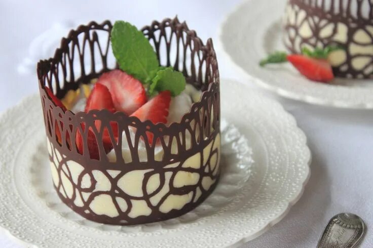 Приготовление декора для тортов How to Make Chocolate Lace Dessert Cups Chocolate bowls, Desserts, Chocolate des