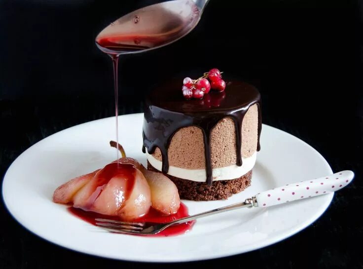 Приготовление десертов фото Dark Chocolate Mousse Cake - Tort cu mousse de ciocolata si pere in vin Recipe D