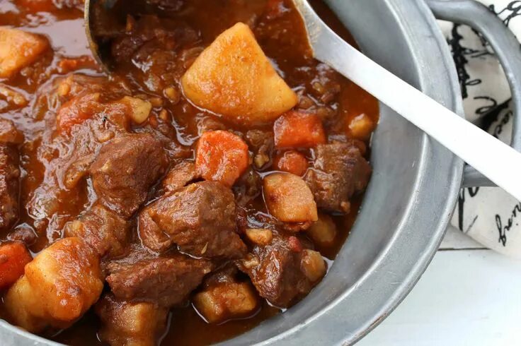 Приготовление гуляша фото Irish Beef and Guinness Stew Recipe Guinness stew, Irish beef, Guinness stew rec