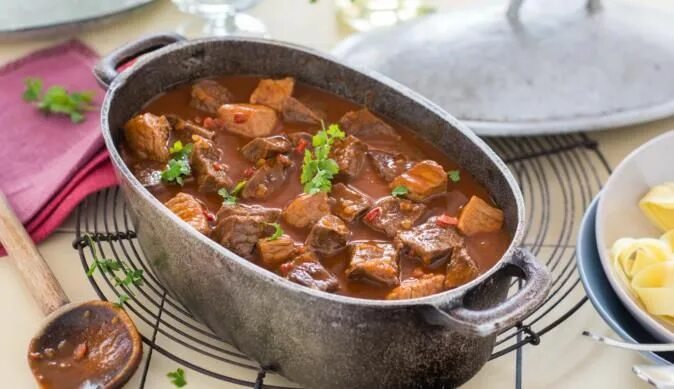 Приготовление гуляша фото Ungarisches Gulasch Rezept Rezepte, Gulasch zubereiten, Gulasch