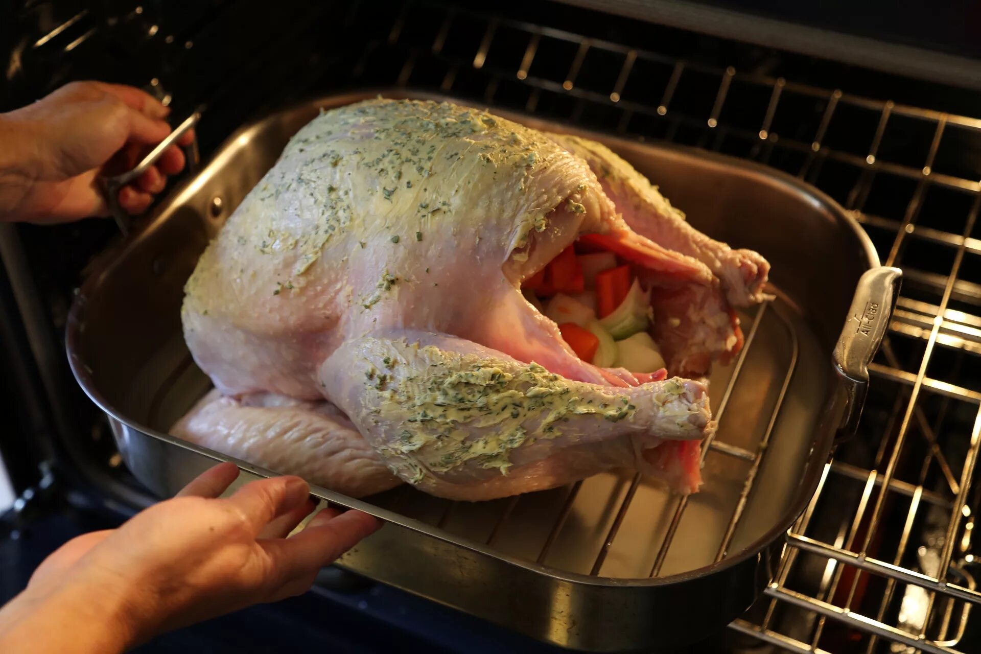 Приготовление индейки фото Homemade Thanksgiving: Classic Dry-Brined and Butter-Basted Roast Turkey with He