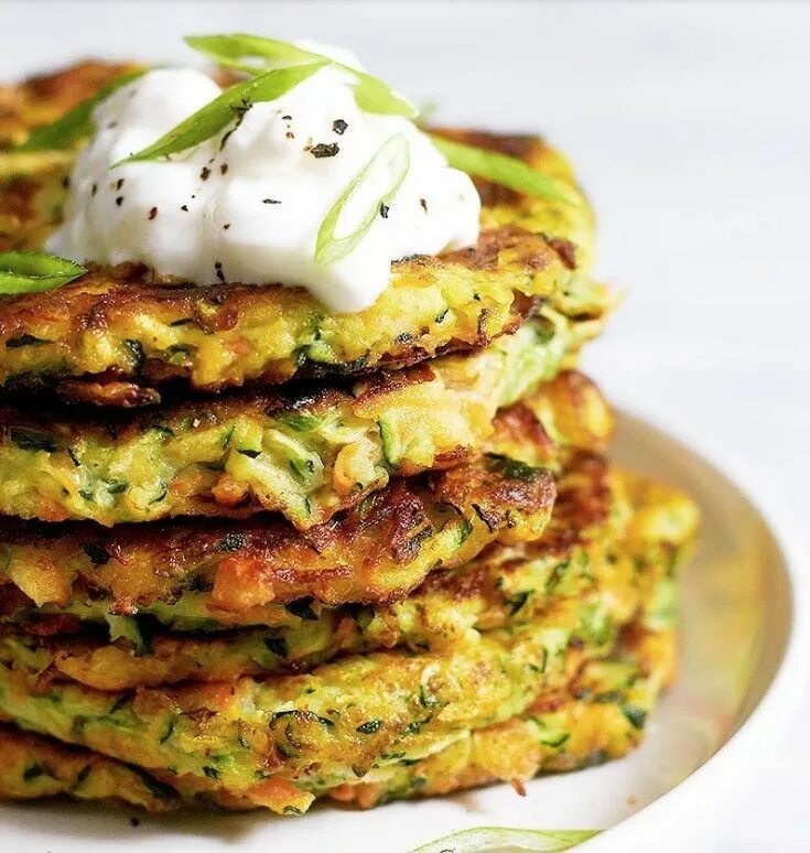 Приготовление из кабачков фото Crispy Garlic Parmesan Zucchini Fritters via Eat Well 101 Healthy recipes, Low c