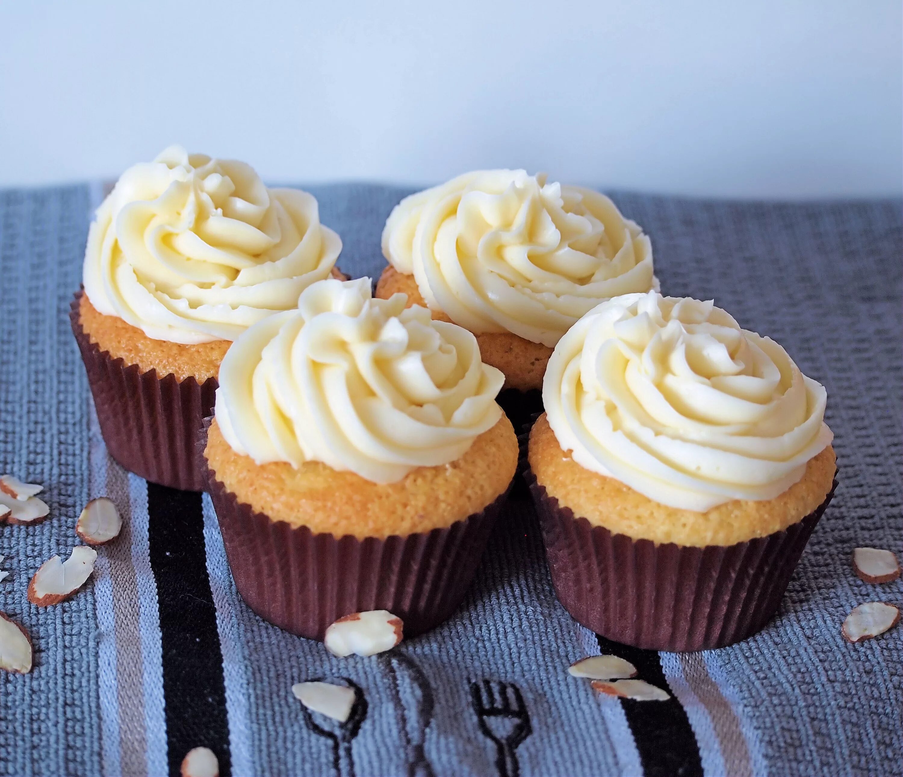 Приготовление капкейков пошагово с фото Almond Cupcakes with Amaretto Buttercream Recipe Almond cupcakes, Cupcake recipe