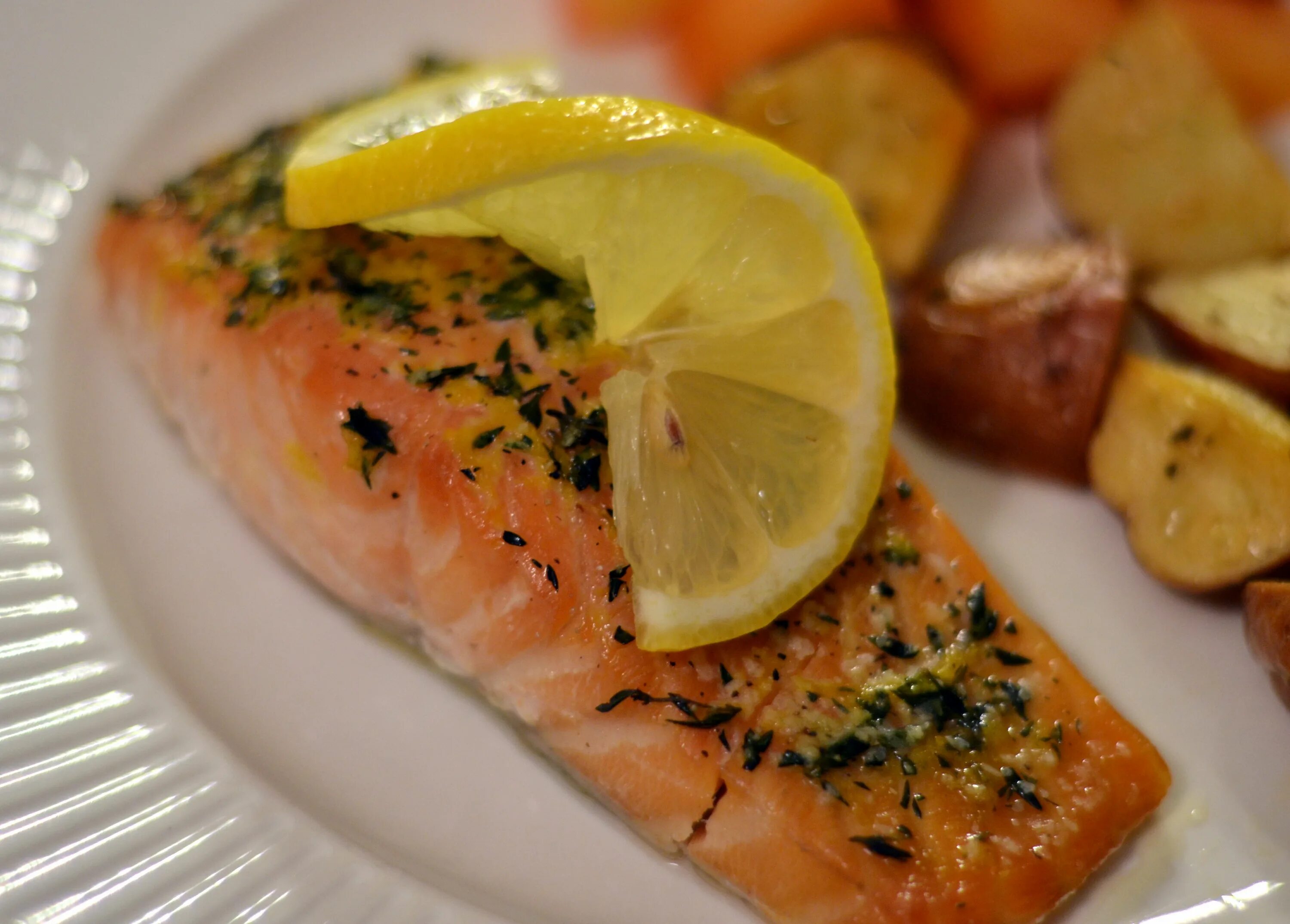 Приготовление красной рыбы рецепты с фото Slow-Baked Salmon with Lemon and Thyme Baked salmon lemon, Baked salmon, Slow co