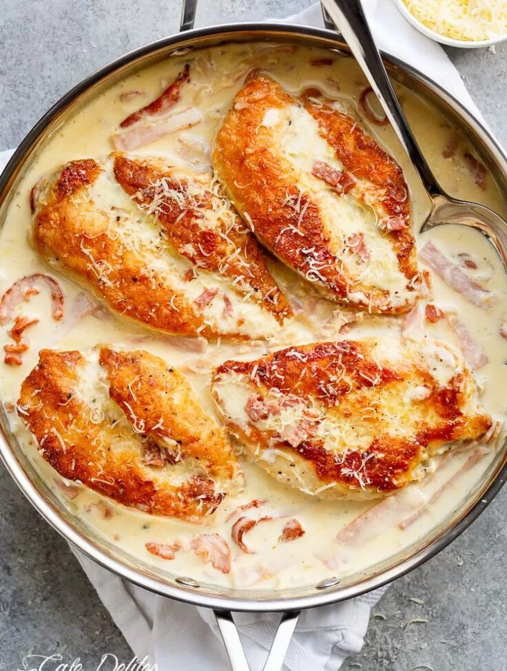 Приготовление куриной грудки фото Creamy Parmesan Carbonara Chicken is the ultimate twist! Crispy, golden chicken 