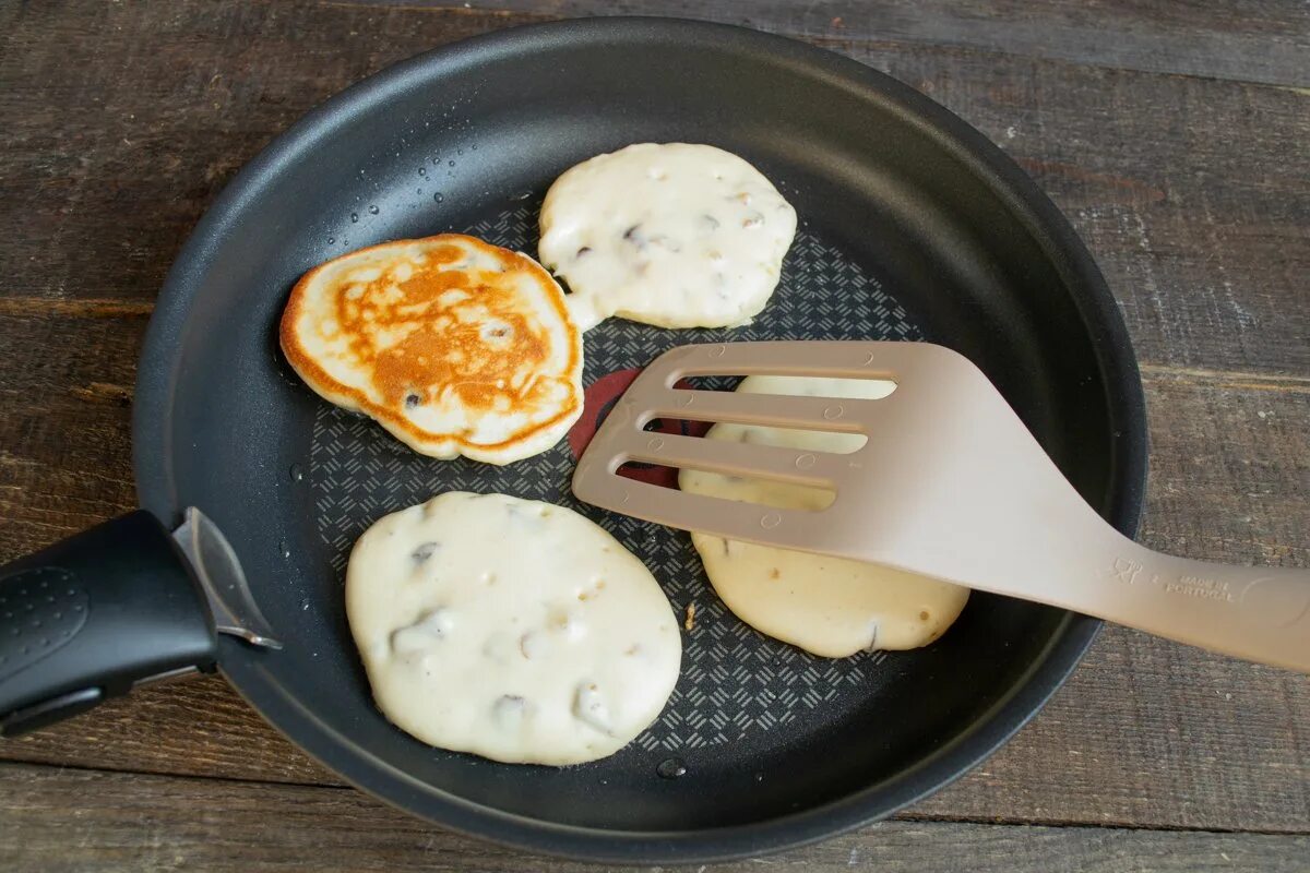 Приготовление оладьев фото Вкусные оладушки на простокваше с финиками и изюмом. Пошаговый рецепт с фото - Б