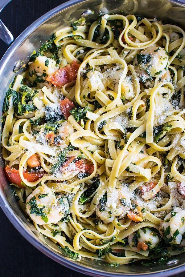 Приготовление пасты рецепты фото Shrimp, spinach, and tomato tangled up with al dente fettuccine in a garlic butt