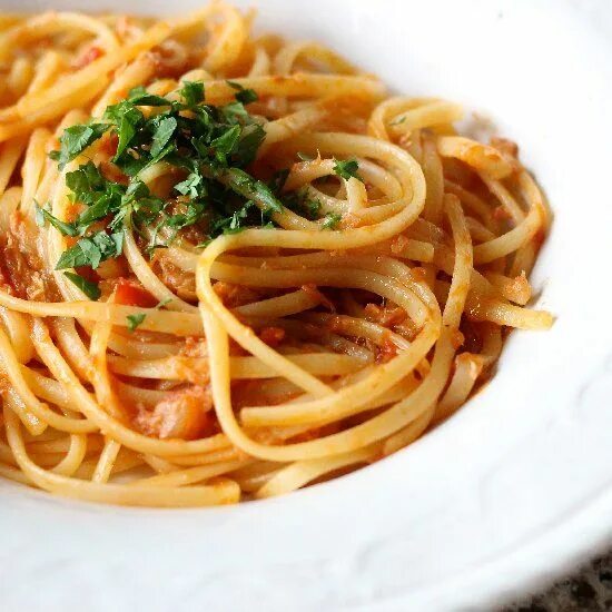 Приготовление пасты в домашних условиях фото A simple Italian pasta with high quality tuna in olive oil and sweet tomatoes. P