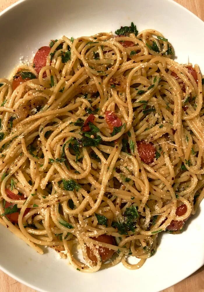 Приготовление пасты в домашних условиях фото Spaghetti Aglio e Olio with Parsley, Cherry Tomatoes and Parmesan. - 9GAG