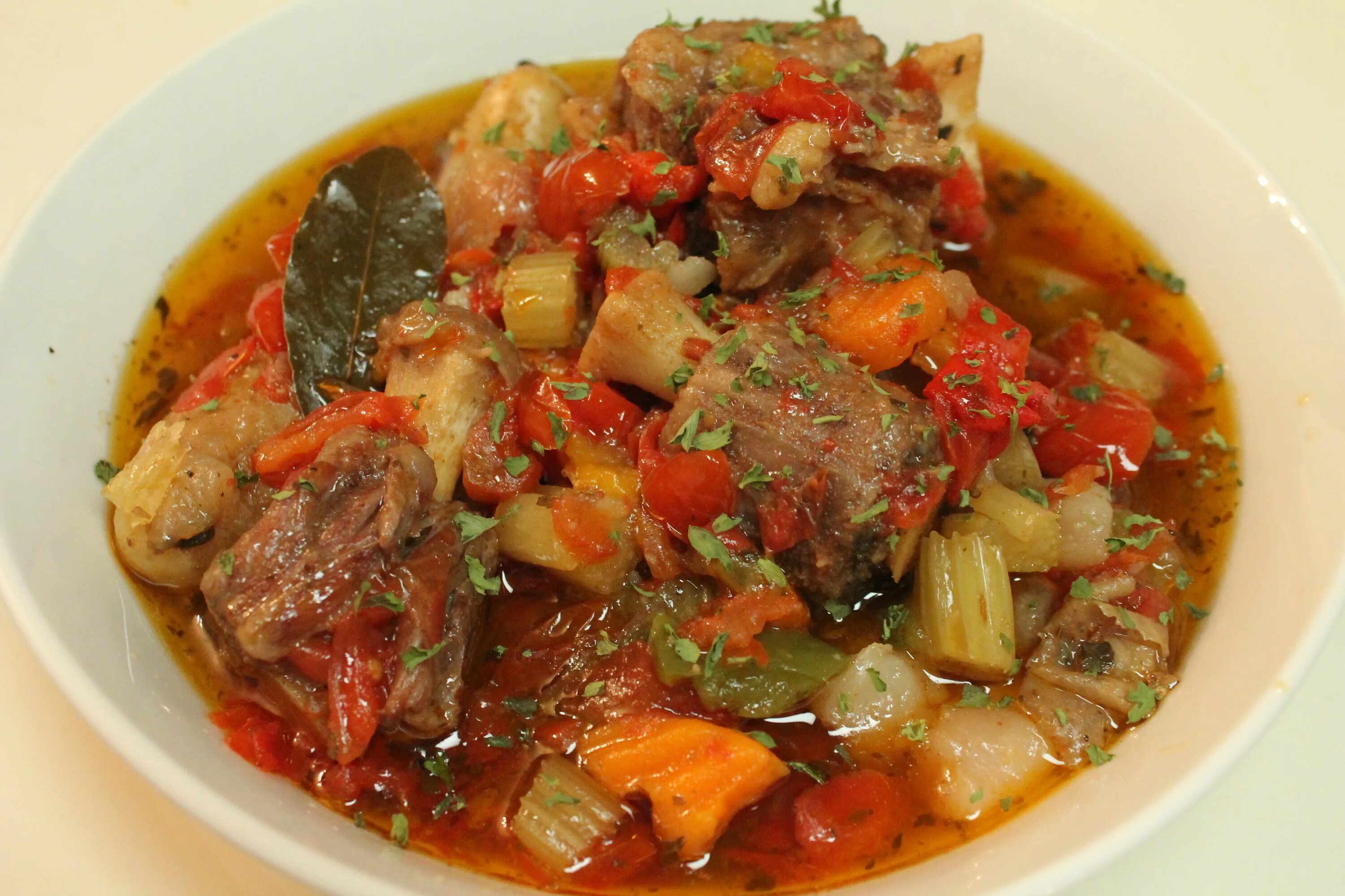 Приготовление рагу с фото Slow Cooked Oxtail Stew Recipe Oxtail stew, Oxtail, I heart recipes