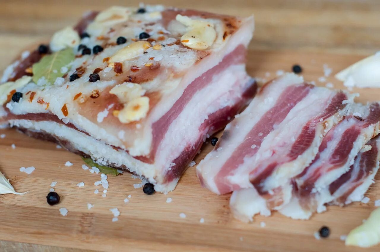 Приготовление сало с фото Cured Pork Fat (Salo) - GastroSenses Recipe Smoked food recipes, Pork belly reci