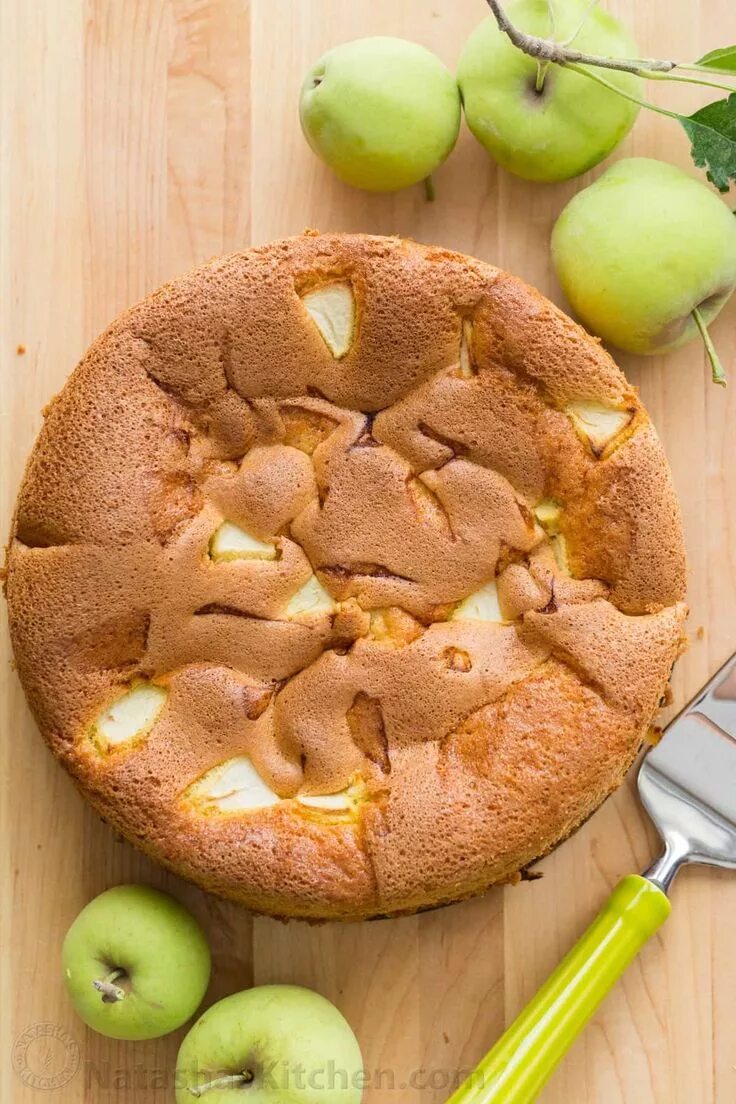 Приготовление шарлотки с яблоками с фото Meet your new favorite apple cake! This country apple cake (a.k.a. Sharlotka) is