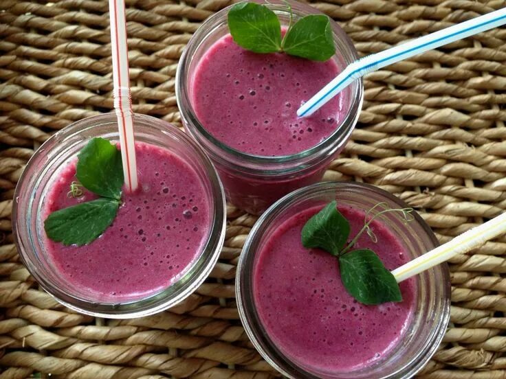 Приготовление смузи фото Very Berry Beet Smoothie made with kefir, coconut milk, honey & greens Beet smoo