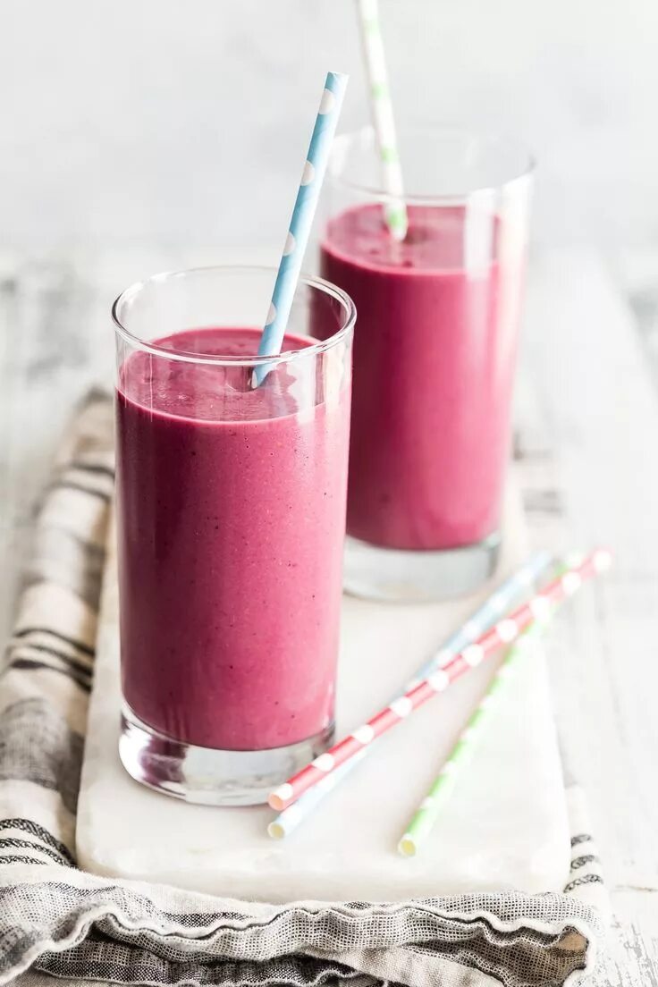 Приготовление смузи фото Energizing Beet Smoothie with Spinach, Berries, and Coconut Milk