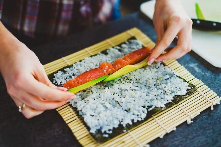 Приготовление суши фото рецепт Make Your Own Sushi Showfields eats pulsd