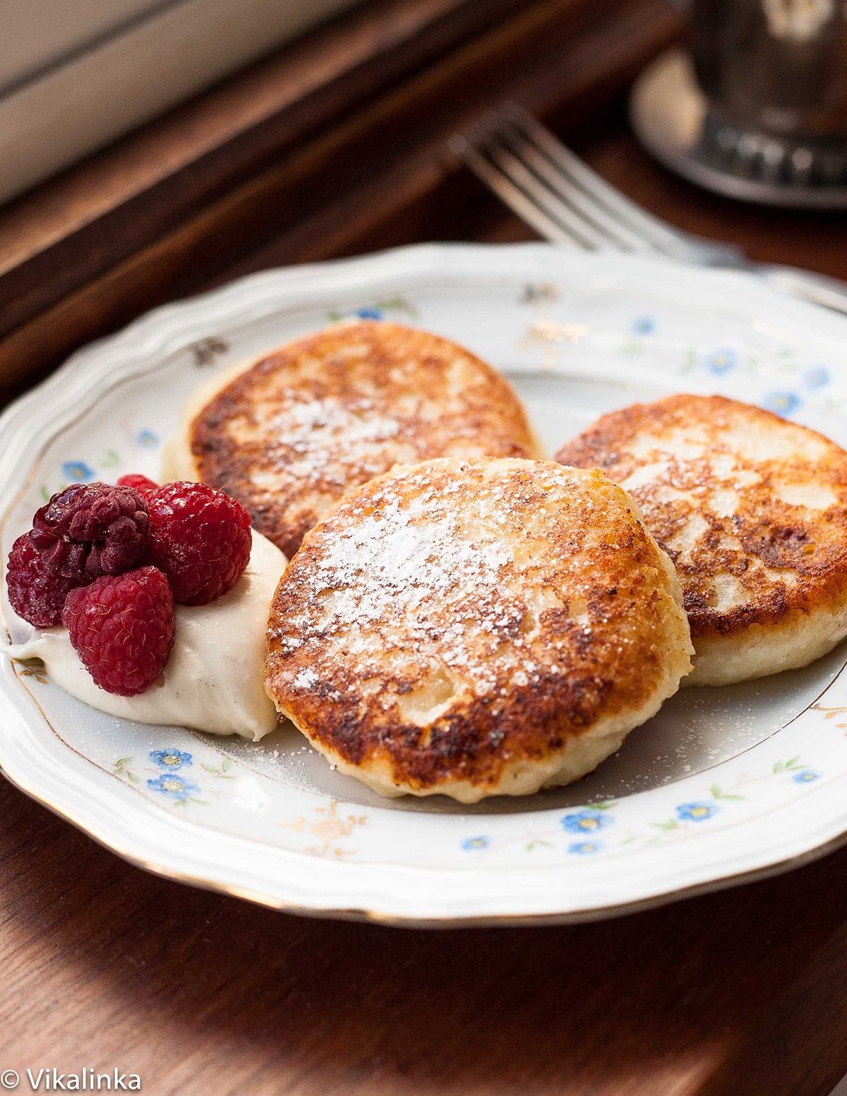 Приготовление сырников фото Russian sweet cheese fritters (syrniki) Recipe Recipes, Russian recipes, Breakfa