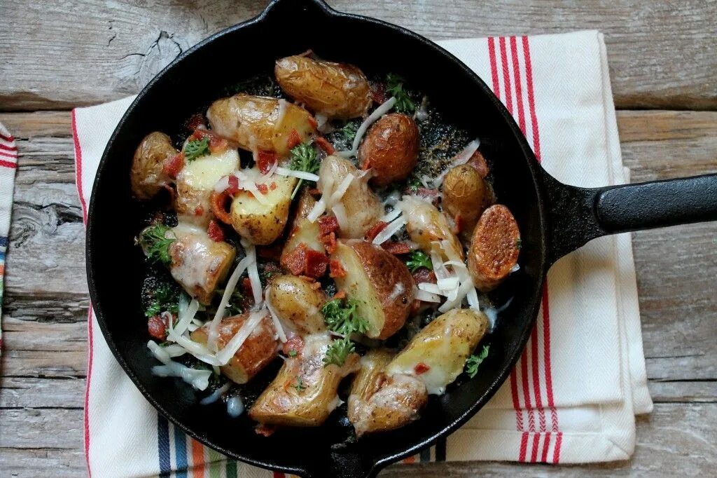 Приготовление вторых фото Cheesy Skillet Roasted Potatoes with Bacon Breakfast & Brunch Skillet potatoes, 