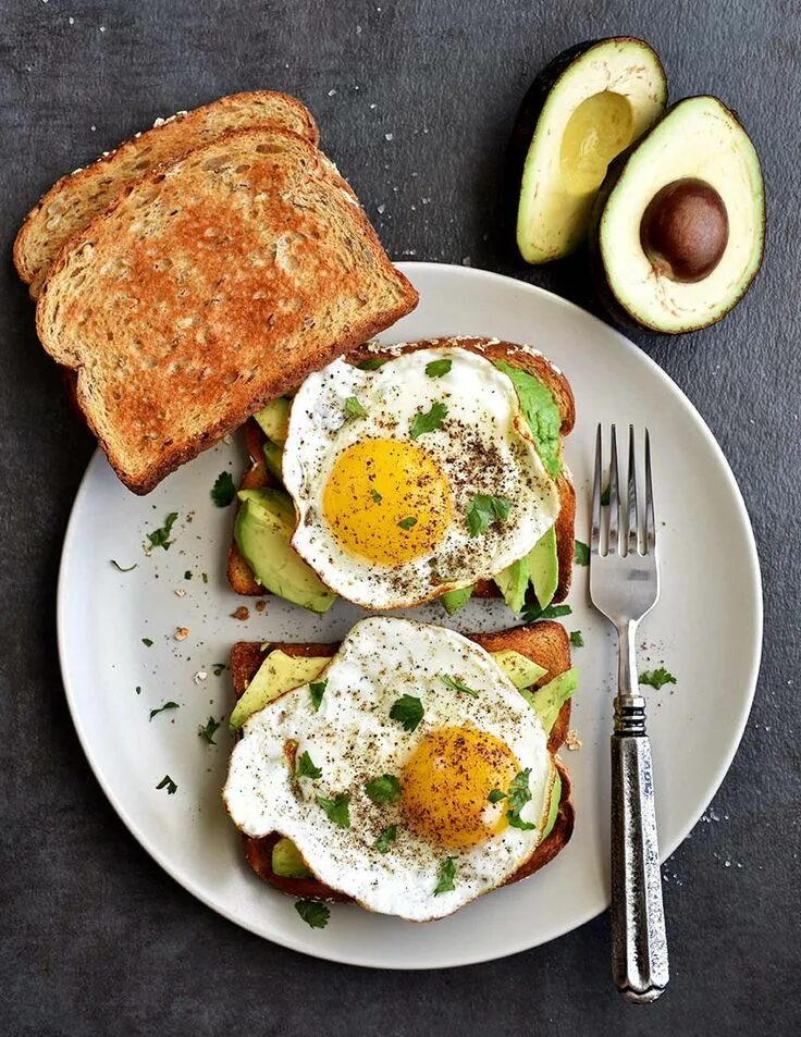 Приготовление завтрака фото Avocado Egg Toast - Pepper Delight Recipe Healthy recipes, Healthy snacks, Healt