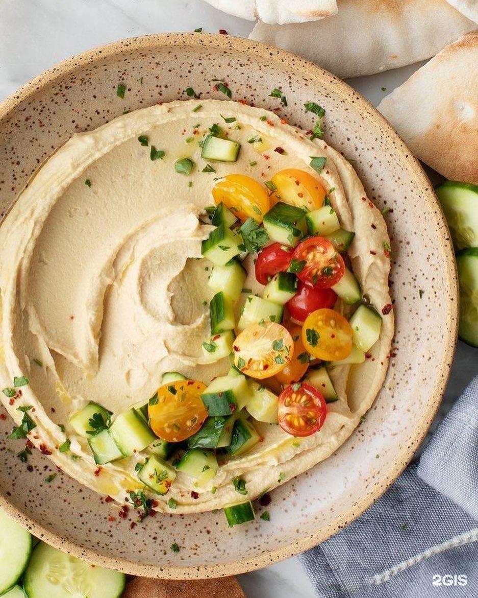 Приготовления хумуса фото The hummus, бистро, Сад им. Н.Э. Баумана, улица Старая Басманная, 15Б киоск, Мос