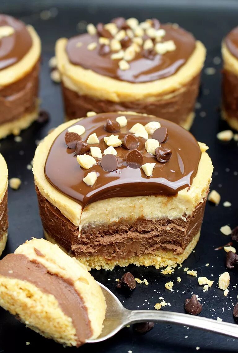 Приготовления пирожных фото No Bake Chocolate Peanut Butter Mini Cheesecake Peanut butter desserts, Mini che