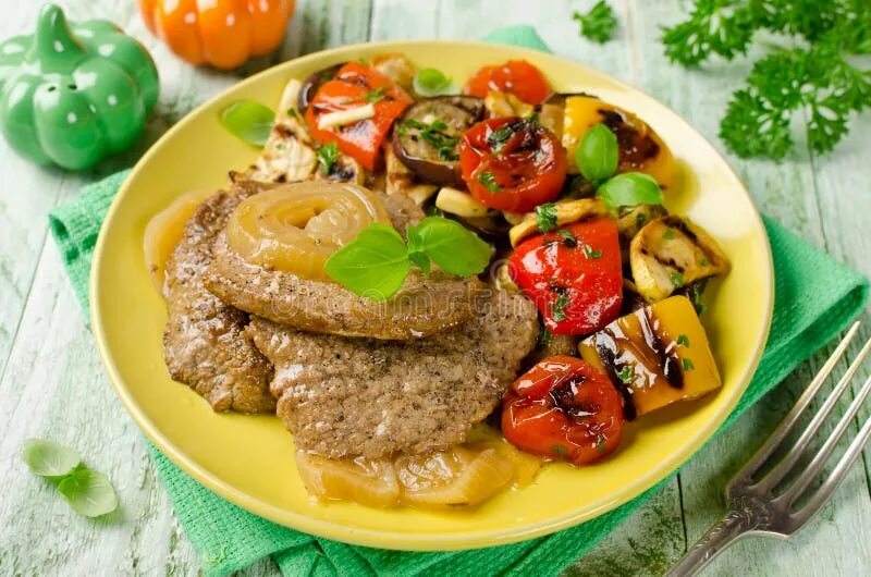 Приготовления вторых блюд фото Beef Steak and Grilled Vegetables on the Plate Stock Image - Image of cuisine, f