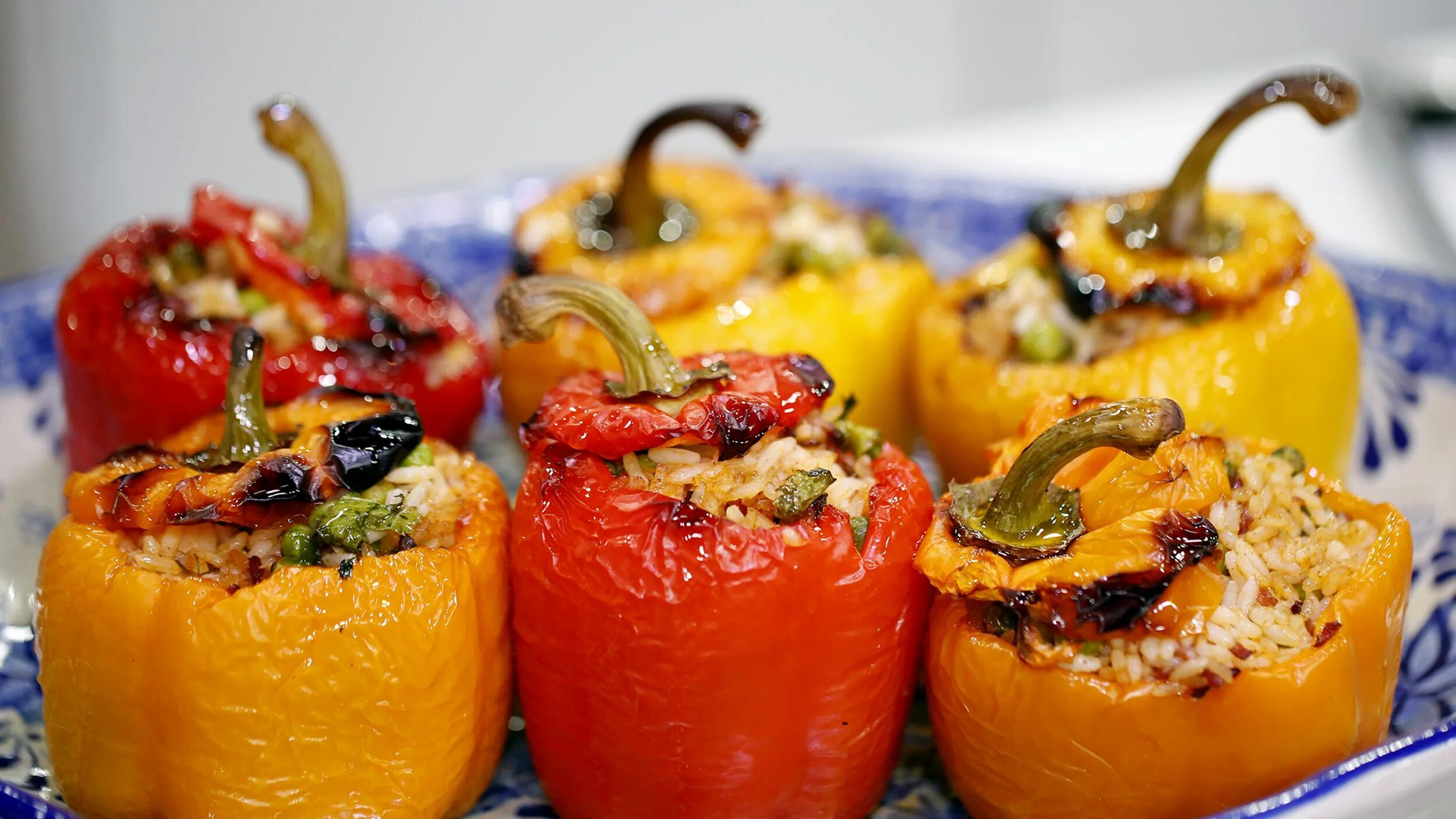 Приготовленные перцы фото Fall in love with these roasted peppers stuffed with rice and veggies Stuffed pe