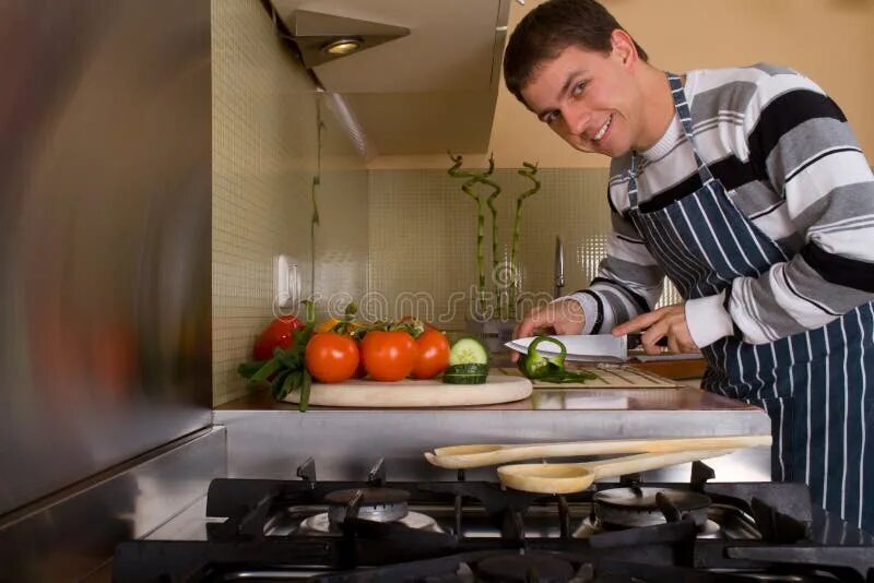 Приготовлю своим домашним Male in home kitchen stock image. Image of bowl, husband - 13013339