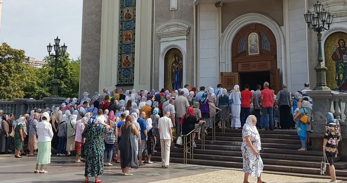 Прихожане храма фото Один священник тем, кто не ходил по воскресеньям в церковь, рассказал следующую 