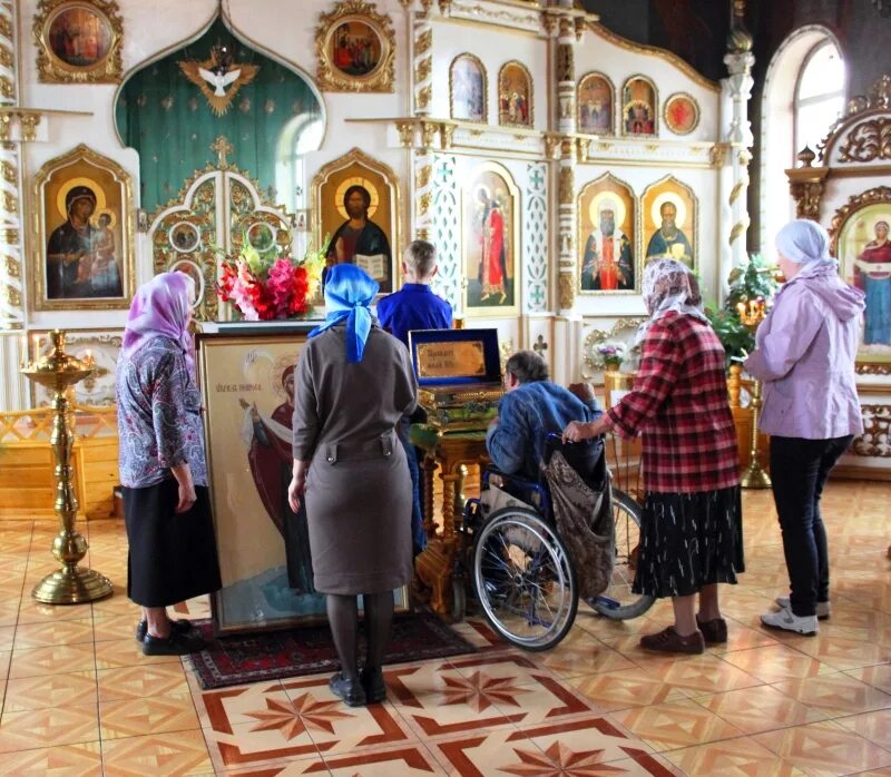 Прихожане храма фото Под Покровом Пресвятой Богородицы Храм Святой Троицы