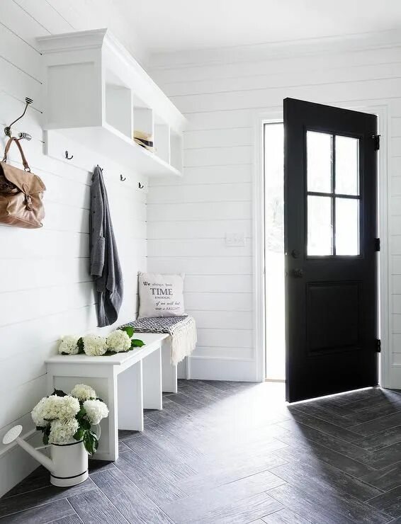 Прихожая белые стены интерьер Enter into a black and white cottage mudroom through a black front door and admi