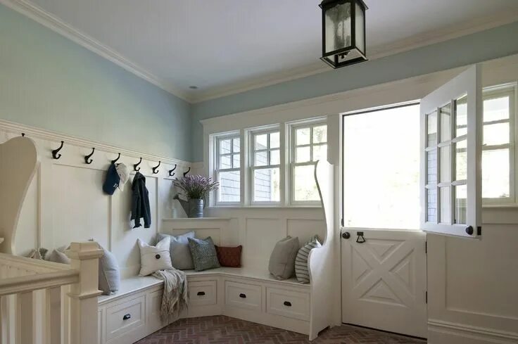 Прихожая дизайн в доме с окном Pin on Дом Mudroom decor, Entryway furniture, Entry design