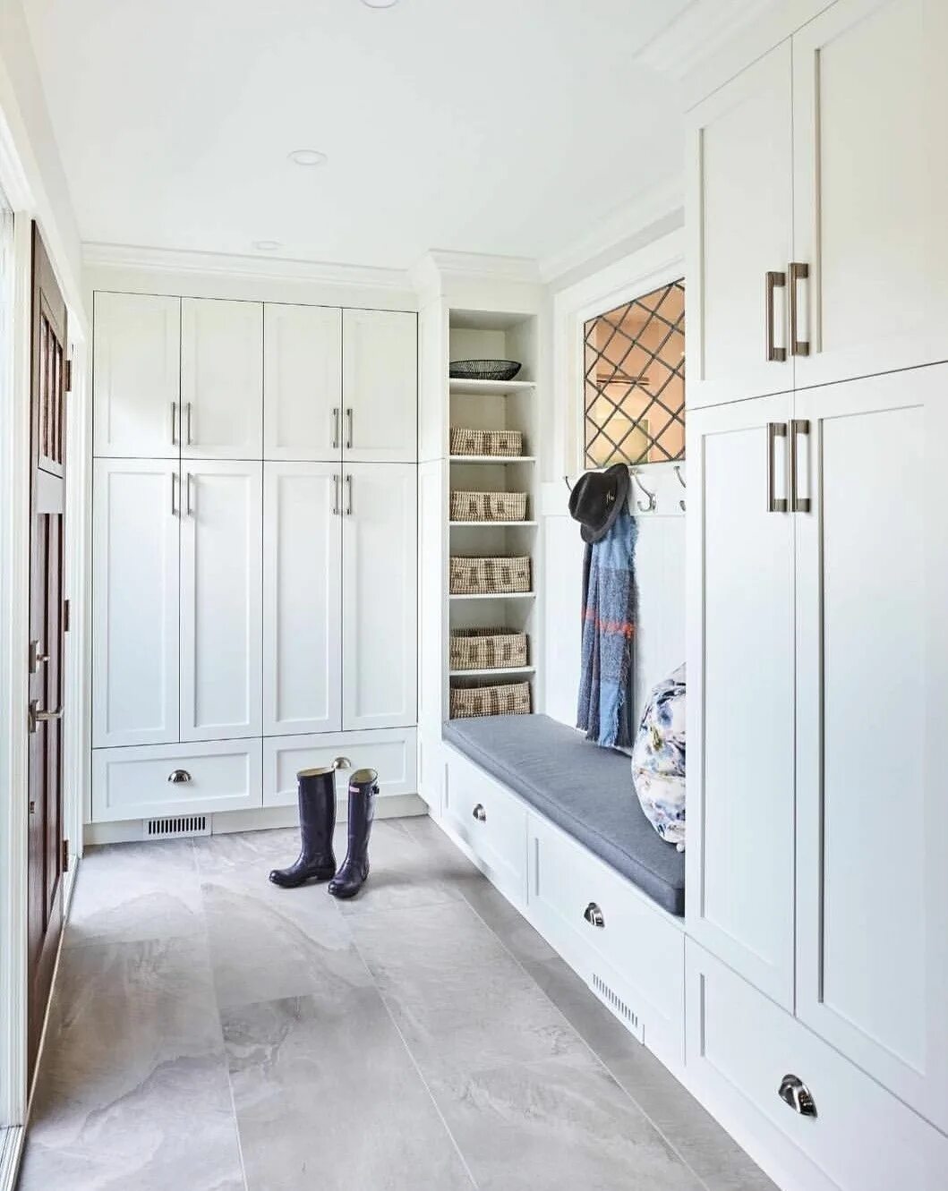 Прихожая фото узкая дом White hallway idea Mudroom design, Farmhouse mudroom, Built in lockers