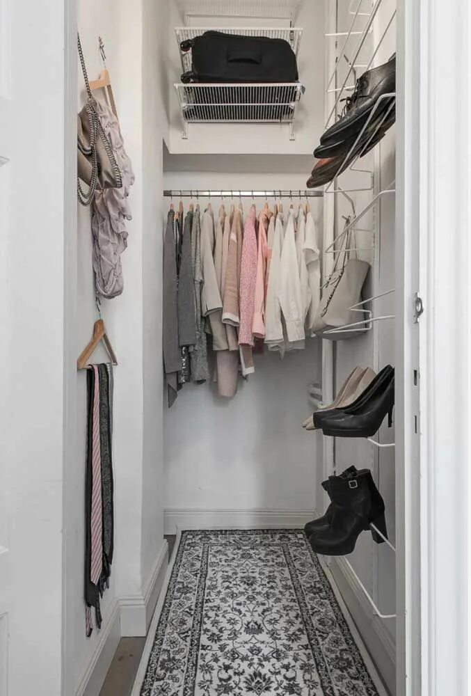 Прихожая кладовка фото Armário Cápsula: O que é? Vantagens, Dicas e 60 Fotos Inspiradoras Narrow closet