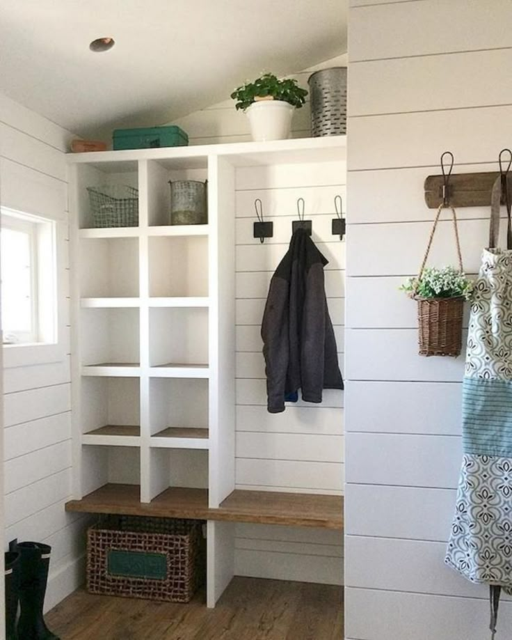 Прихожая на даче интерьер 35+ Amazing Farmhouse Entryway Mudroom Design Ideas Mudroom laundry room, Mudroo