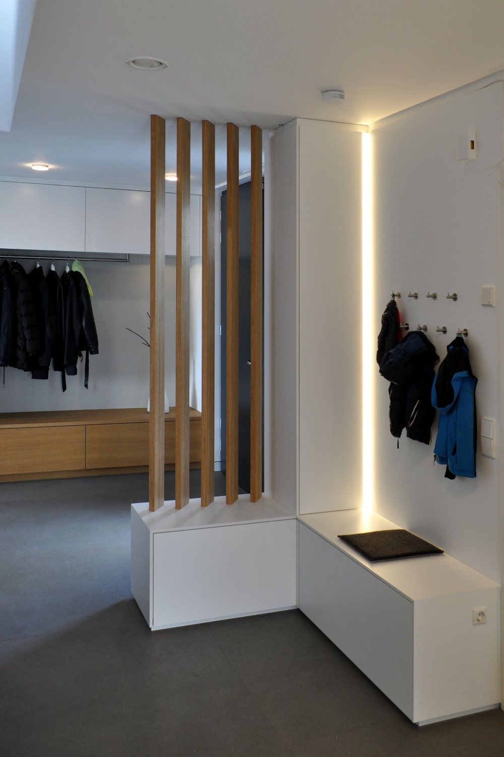 Прихожая перегородка фото Garderobe und Flurmöbel nach Maß in Wolfsburg - Contemporary - Entry - Essen - b