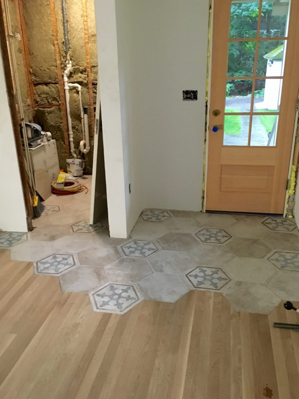 Прихожая пол плитка и ламинат фото Organic Transition: Wood to Tile - Fine Homebuilding Floor design, House floorin