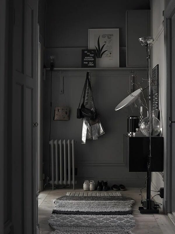 Прихожая серого цвета фото La casa dark di Lotta Agaton - Interior Break Swedish interior, Dark interiors, 