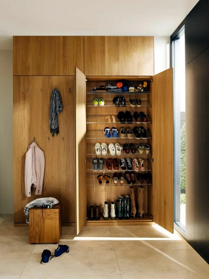 Прихожая шкаф для обуви фото Wooden wardrobe with shoes rack integrated Estilo de dormitorio, Decoraciones de