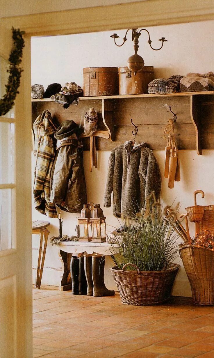 Прихожая в деревенском стиле фото English Country Decor Cottage entryway, Rustic house, Cottage decor