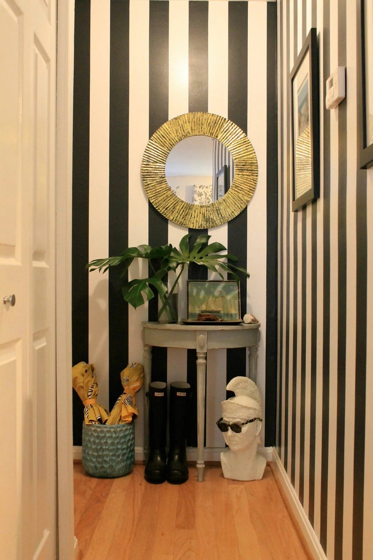 Прихожая в полоску фото Lindsay and Garrett’s Pursuit of Style Striped wallpaper hallway, Striped walls,