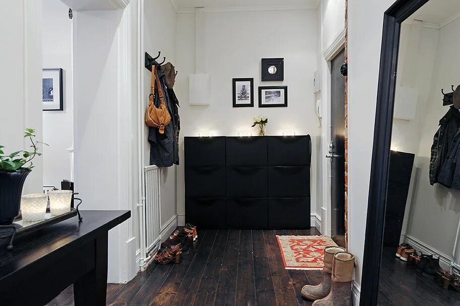 Прихожая в скандинавском стиле в интерьере Dark floorboards Apartment design, Swedish apartment, Apartment entrance