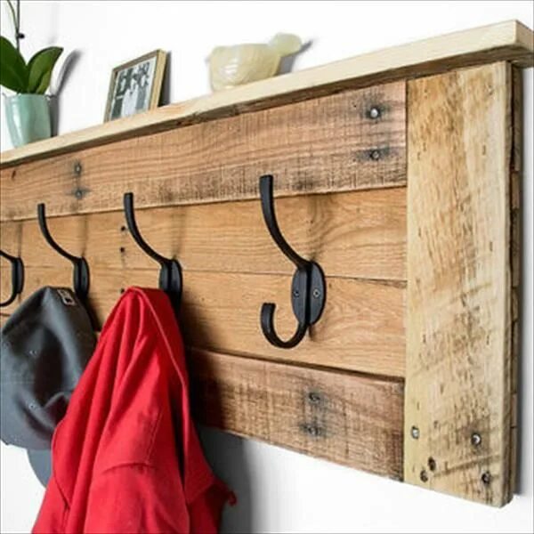 Прихожая вешалка своими руками фото Assemble Your Stuff by Using Pallet Coat Rack With Hooks Rustic coat rack, Diy c