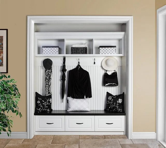 Прихожая встроенная в стену фото Mud Room Closet Entry closet, Entryway closet, Home organization